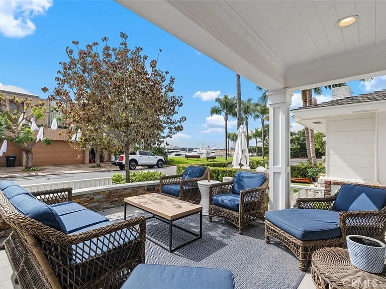 2431 Bayshore Dr — Photo 3