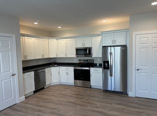 454 Main St #E, Islip, NY 11751