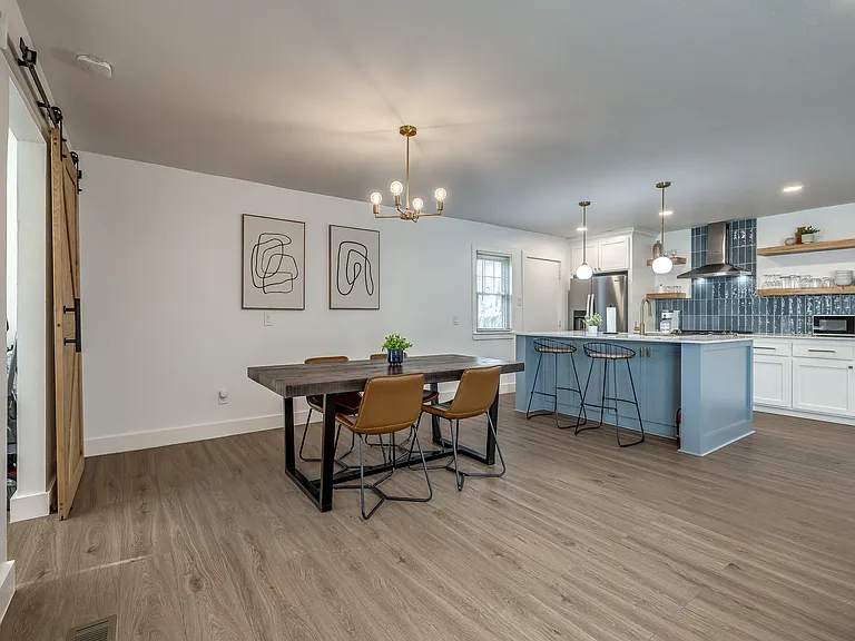 1111 W Comanche St — Photo 30