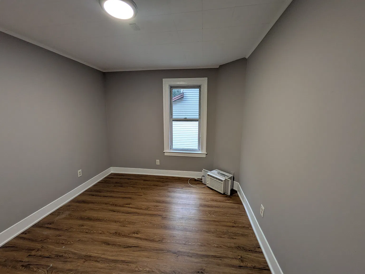 3 bed, 1000 sqft, $1,950 — Photo 2