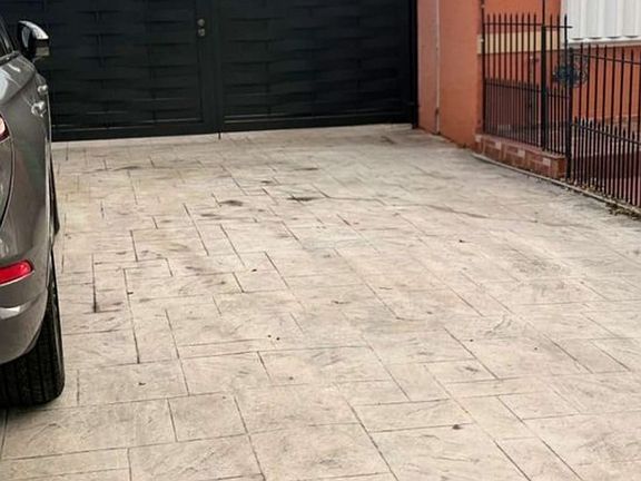 DRIVEWAY LATERAL / PORTON