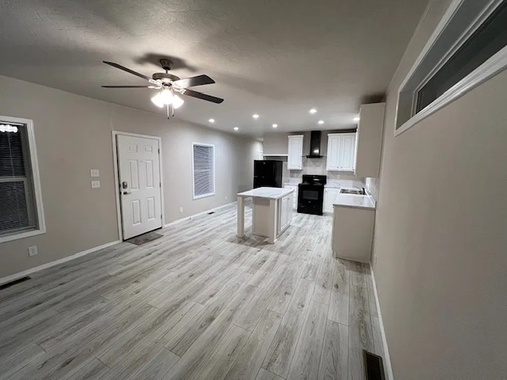 3 bed, 1001 sqft, $1,325 — Photo 3