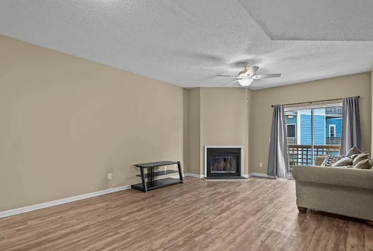 4210 Wilshire Blvd #D204 — Photo 2