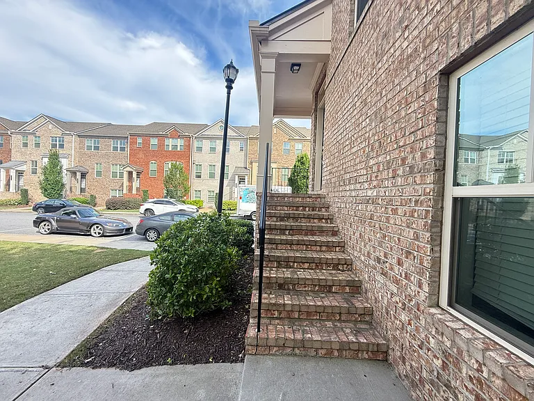 590 Sunset Park Dr — Photo 2