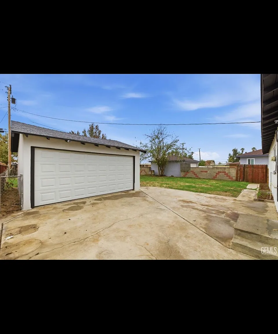 3 bed, 1052 sqft, $2,300 — Photo 1