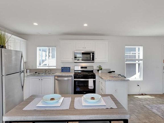 5th image of 3833 N Fairview Ave #54