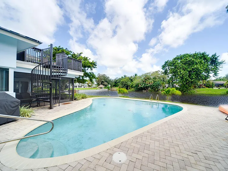 110 SW 11th Ave — Photo 30