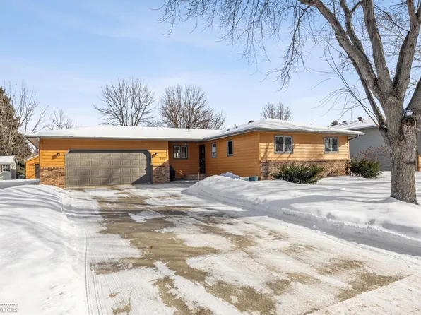 3910 4th St S, Moorhead, MN 56560