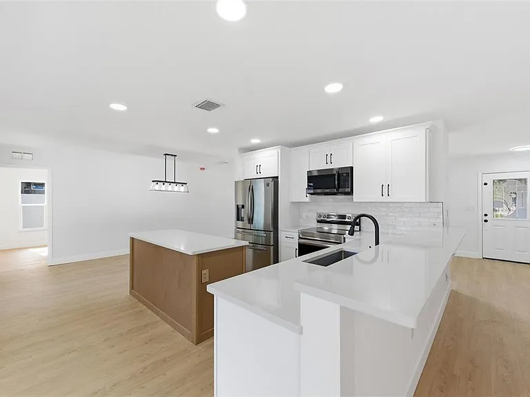 11180 113th Ave — Photo 46