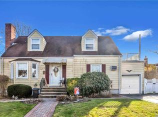 26 Ridge Rd, Farmingdale, NY 11735