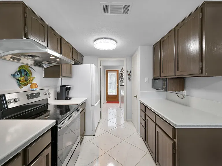 35 Lakeview Vlg — Photo 5