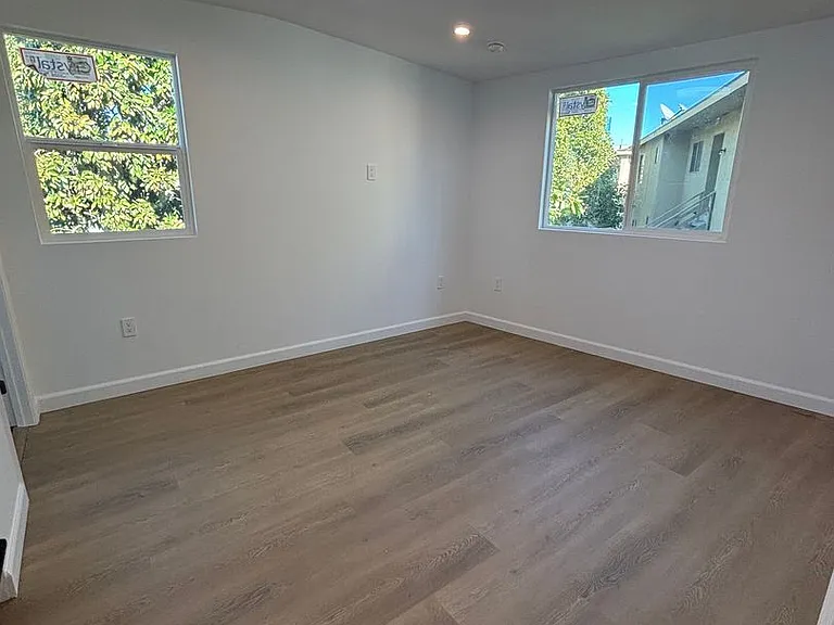 2280 S Barrington Ave — Photo 10