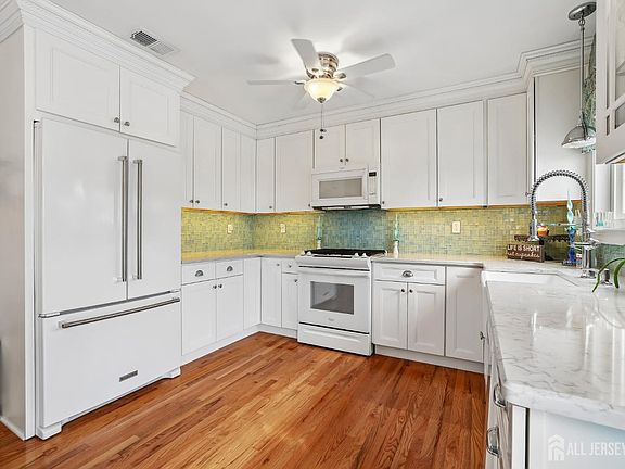 4th image of 88 Bentley Ave
