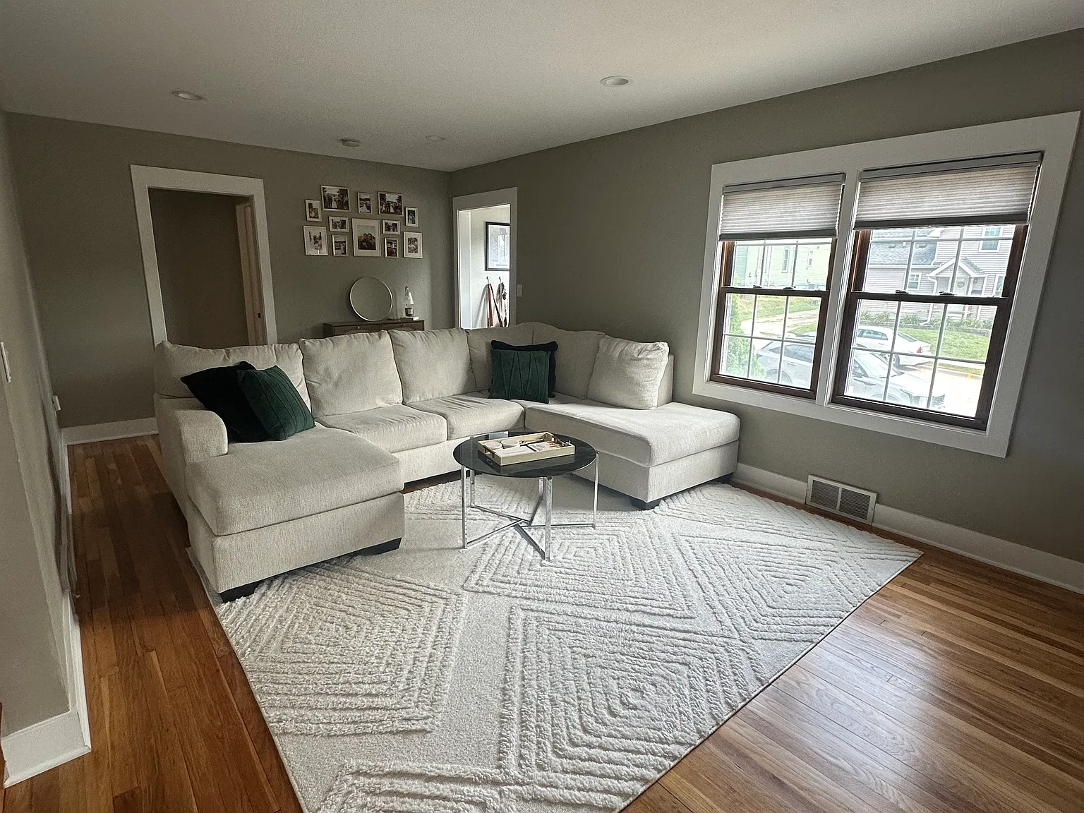 5 bed, 2000 sqft, $2,750 — Photo 2