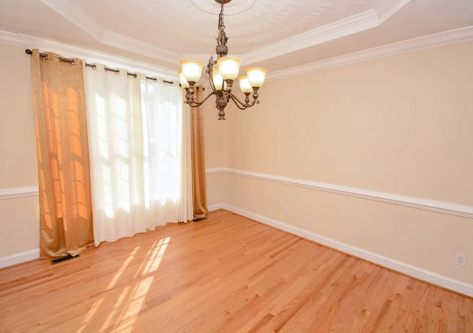 5 bed, 3.5 bath, 3310 sqft, $3,500 — Photo 3