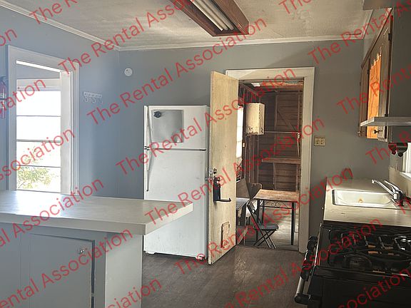 2nd image of 1110 Cook St