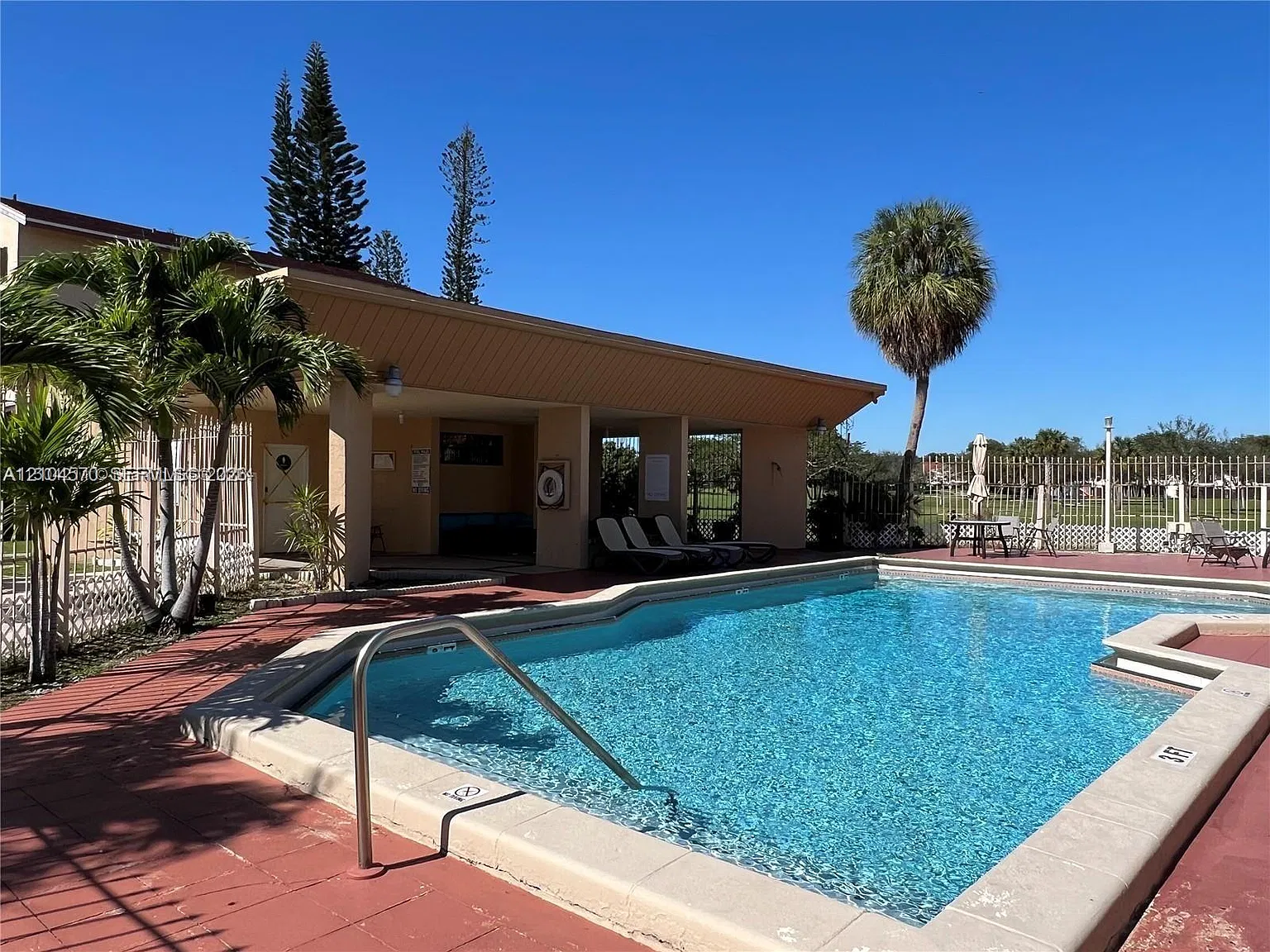 341 W Park Dr — Photo 1