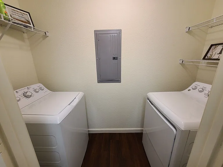 Western Springs Apartments — Photo 6