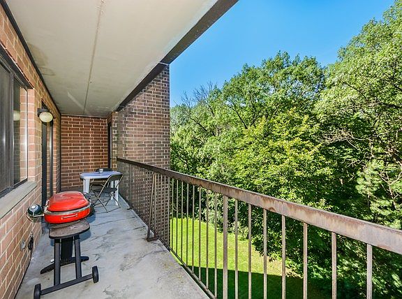 3rd image of 6050 Lake Bluff Dr Unit 402