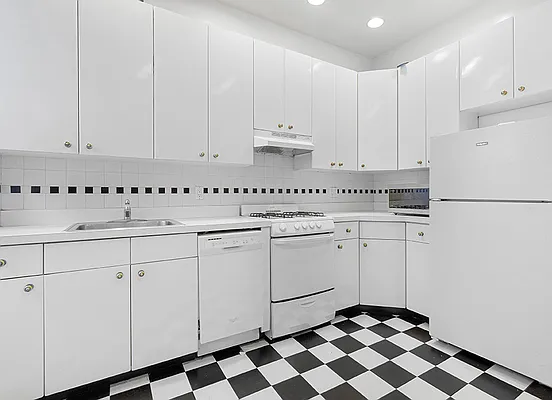 Rented by CitySites Real Estate Group | media 15