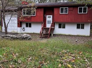 136 Roundhill Rd, Dingmans Ferry, PA 18328