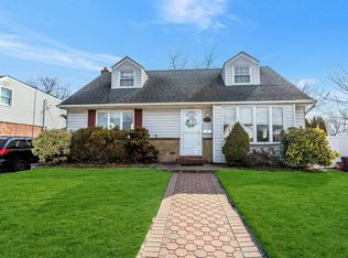 591 Seminole Rd, Franklin Square, NY 11010