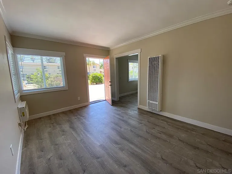 285 S Mollison Ave — Photo 7