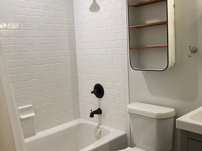 990 Sparta Dr — Photo 17