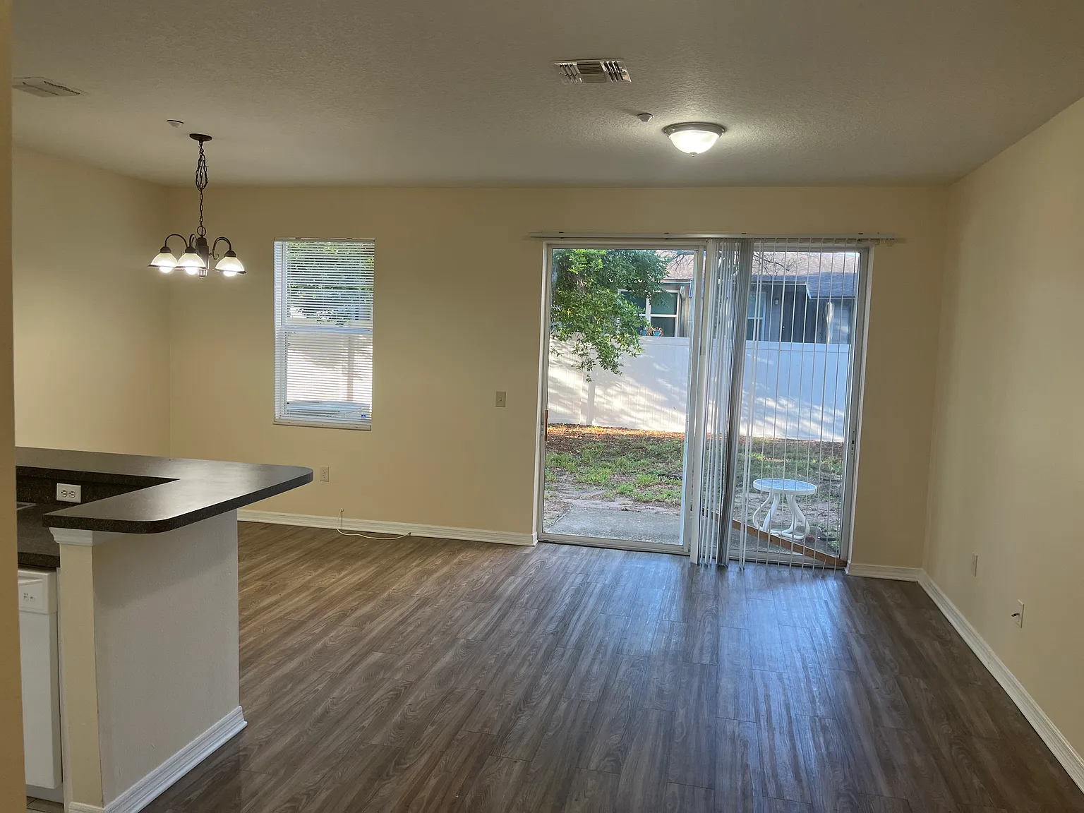 3 bed, 2.5 bath, 1700 sqft, $2,000 — Photo 3
