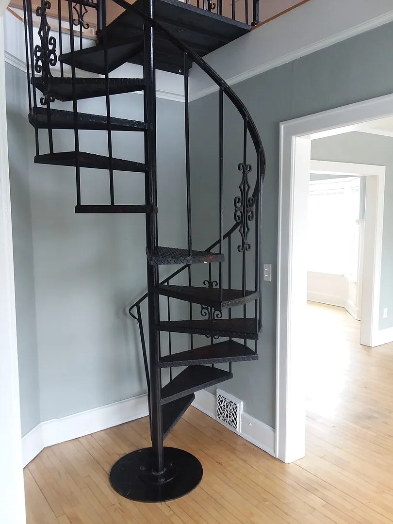 Large Spacious 4 Bedroom UPPER with Large Living Room and Dining Area!! — Photo 3