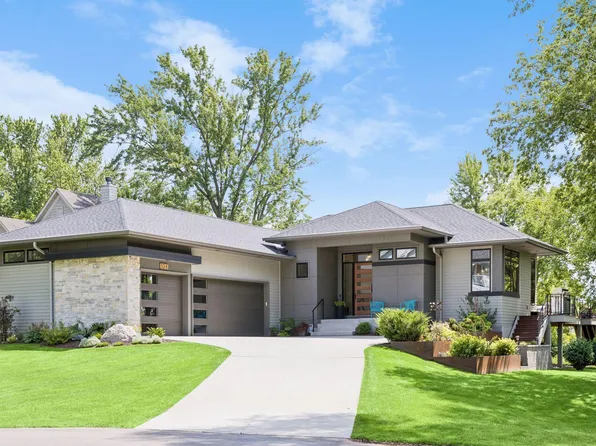 324 Hampton St S, Wayzata, MN 55391
