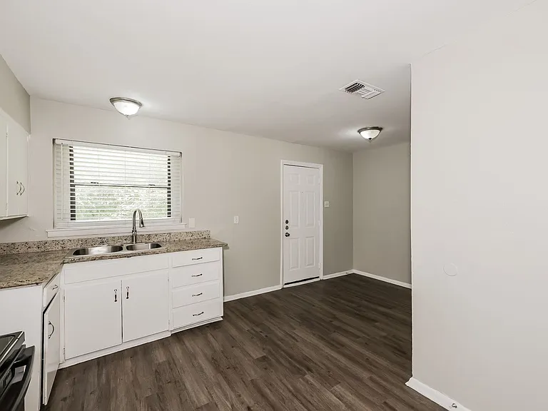 720 Emberwood Dr — Photo 23