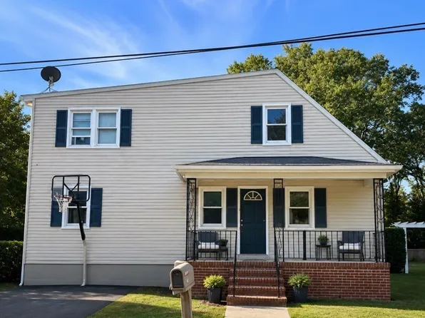 15 Hiram St, Acushnet, MA 02743