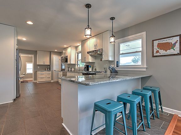 4th image of 500 Meadow Dr