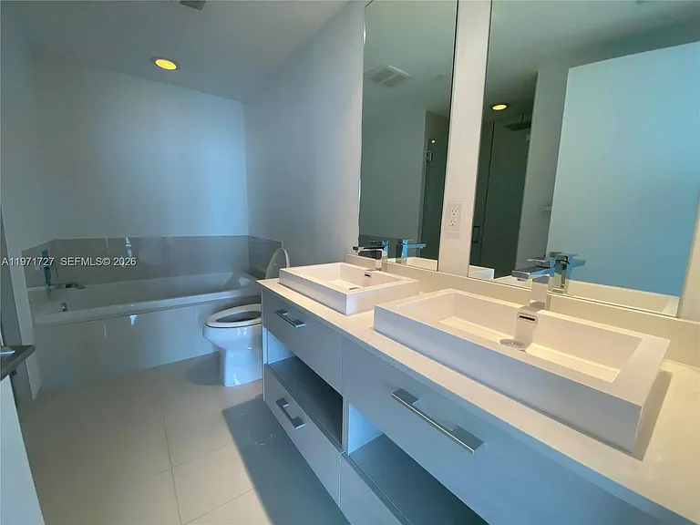 45 SW 9th St #3703 — Photo 35