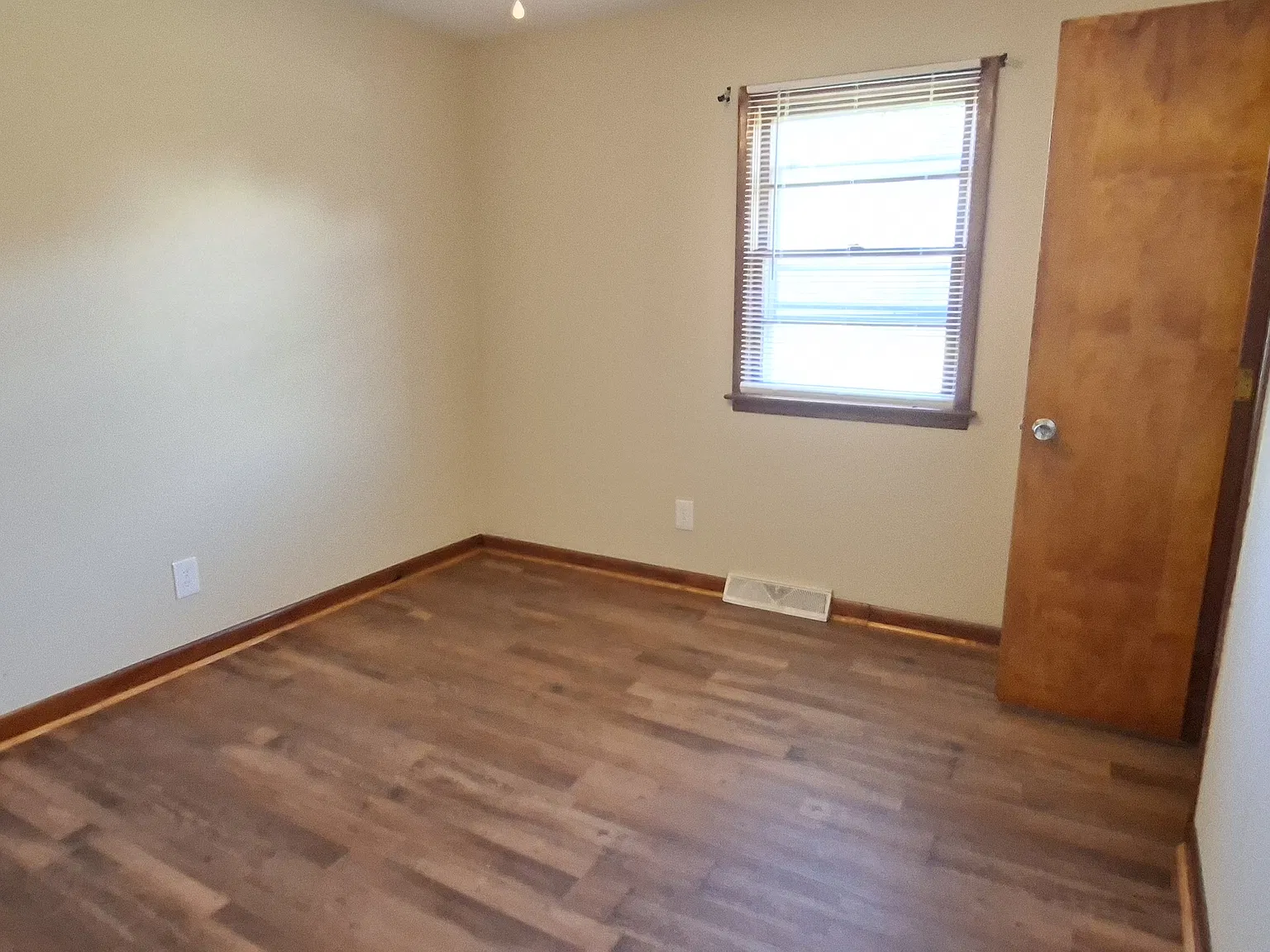 4 bed, 1.5 bath, 1643 sqft, $1,500 — Photo 3
