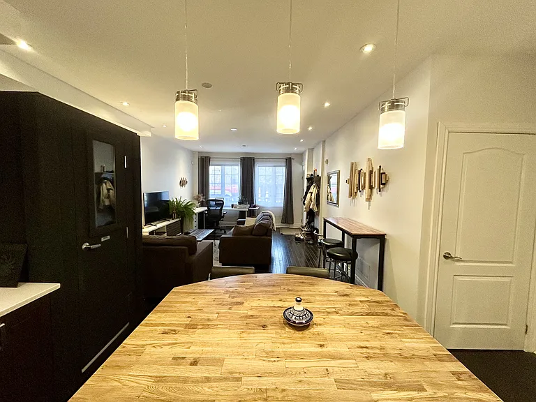 36 Coxwell Ave — Photo 10
