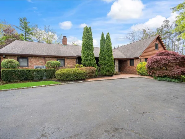 30 Club Court, Roslyn Harbor, NY 11576