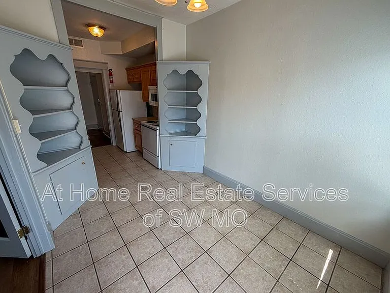 1021 E Walnut St #1 — Photo 7