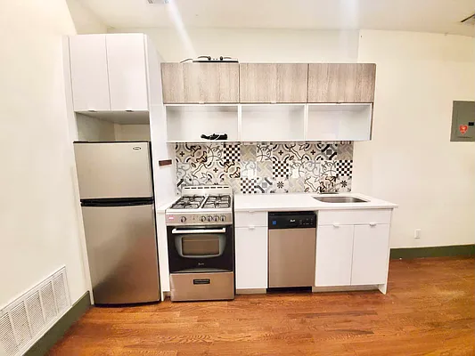 Rented by Delmark Realty LLC | media 36