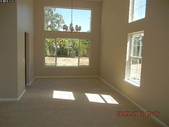 3rd image of 352 Fairmont Ct