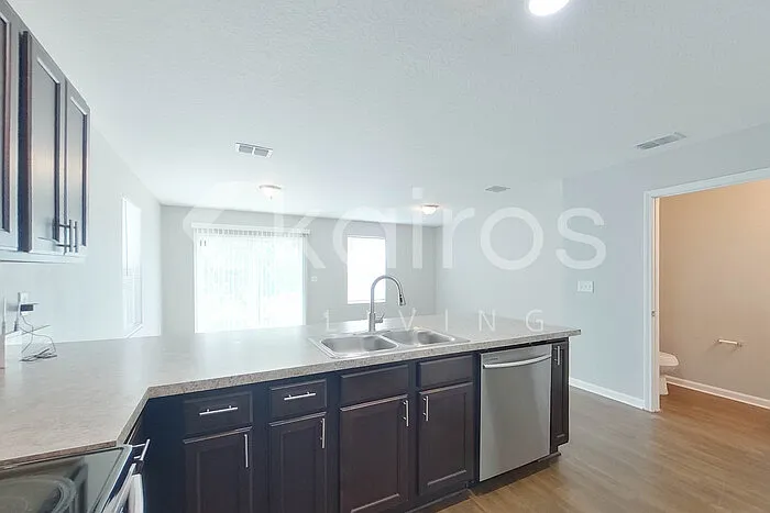 1319 Mull St — Photo 7