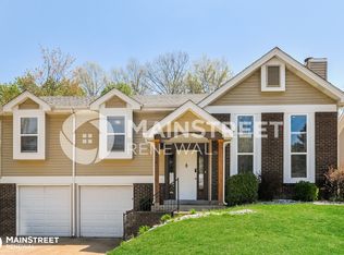 2450 Maple Crossing Dr, Ballwin, MO