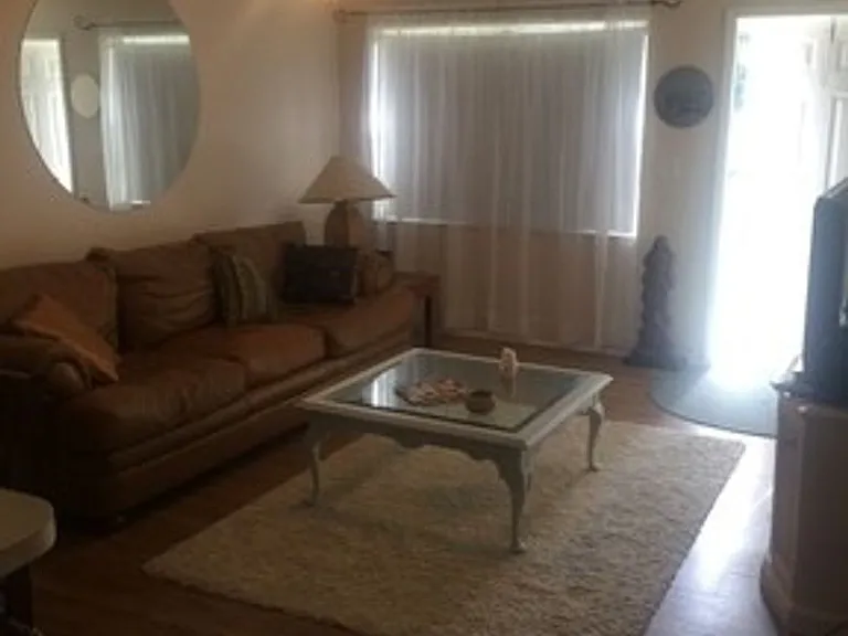 810 Kings Ct #B — Photo 2