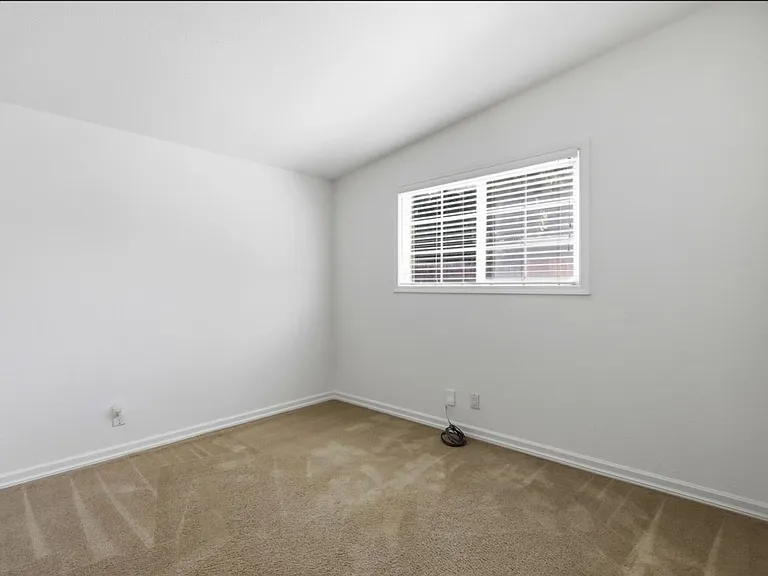 421 Burgoyne St — Photo 14