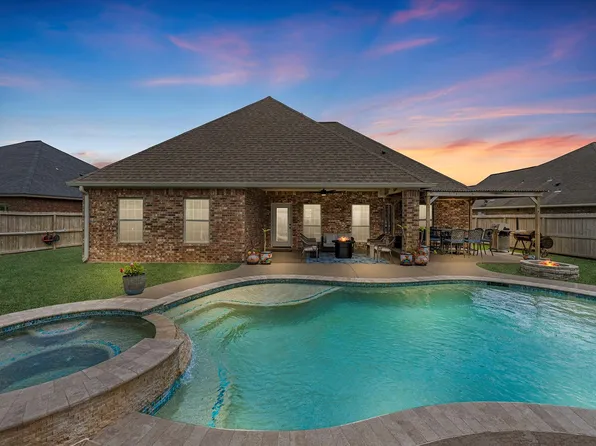 305 Poppy St, Lake Jackson, TX 77566