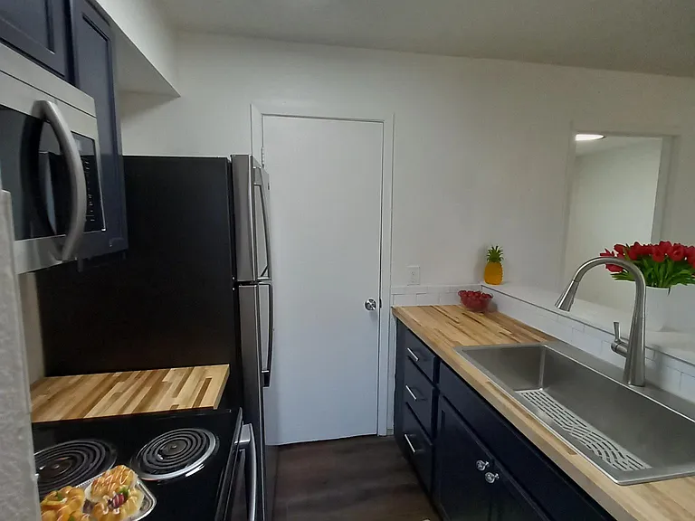 200 E Courtland Pl #12 — Photo 3