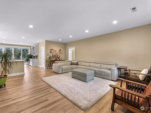2nd image of 3037 Birchwood Ave