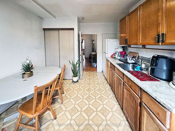 3rd image of 9 Saint Clarens Ave