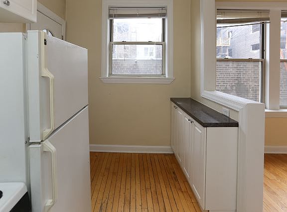 4th image of 556 W Aldine Ave APT 1E